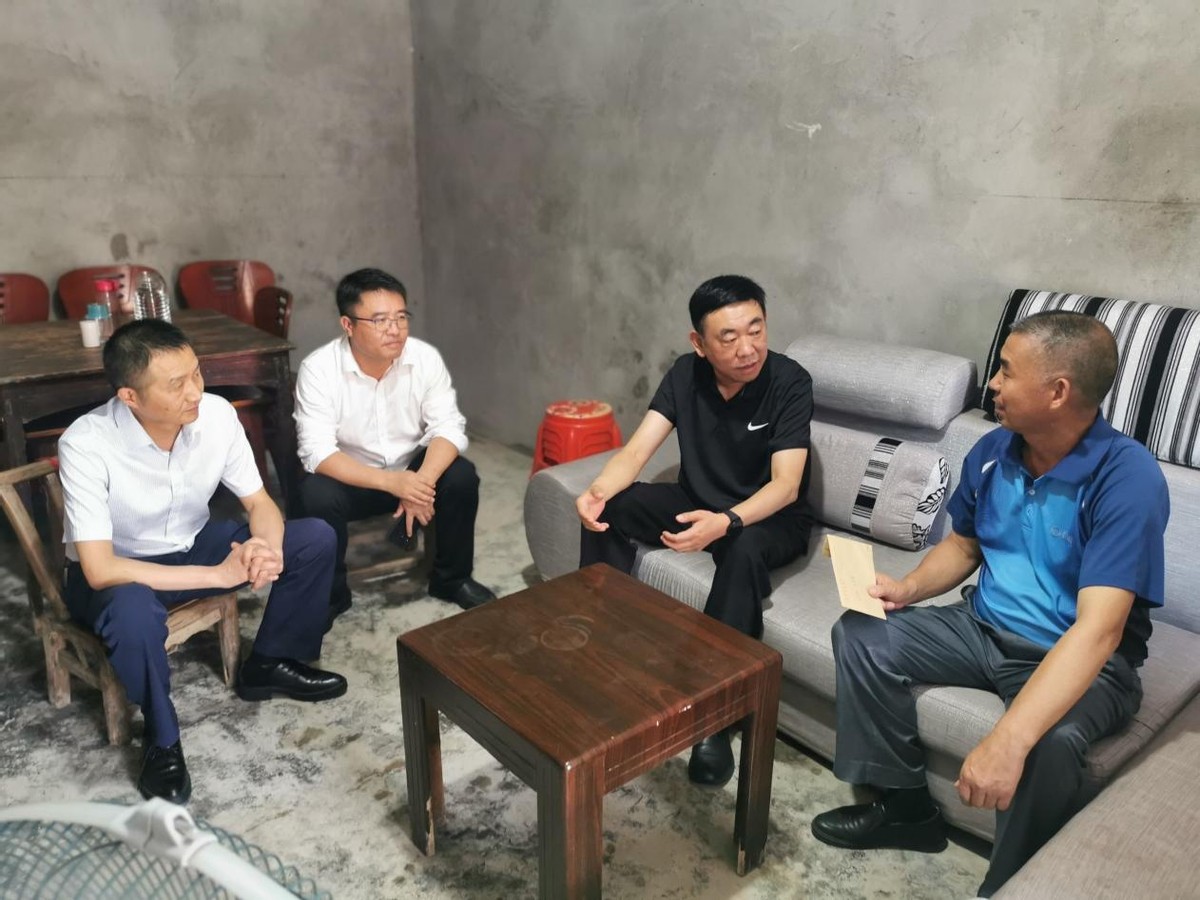 师利龙开展七一走访慰问活动